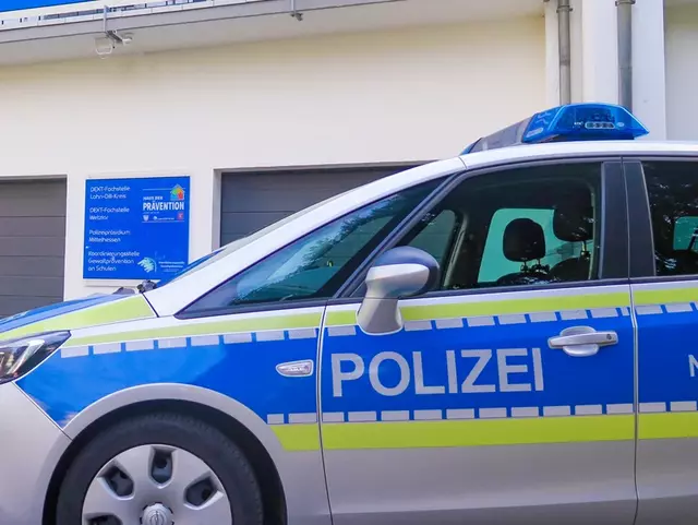 Polizeiauto vor Haus