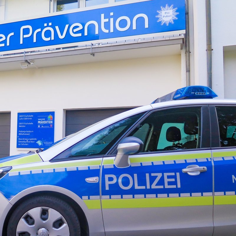 Polizeiauto steht vor dem Haus